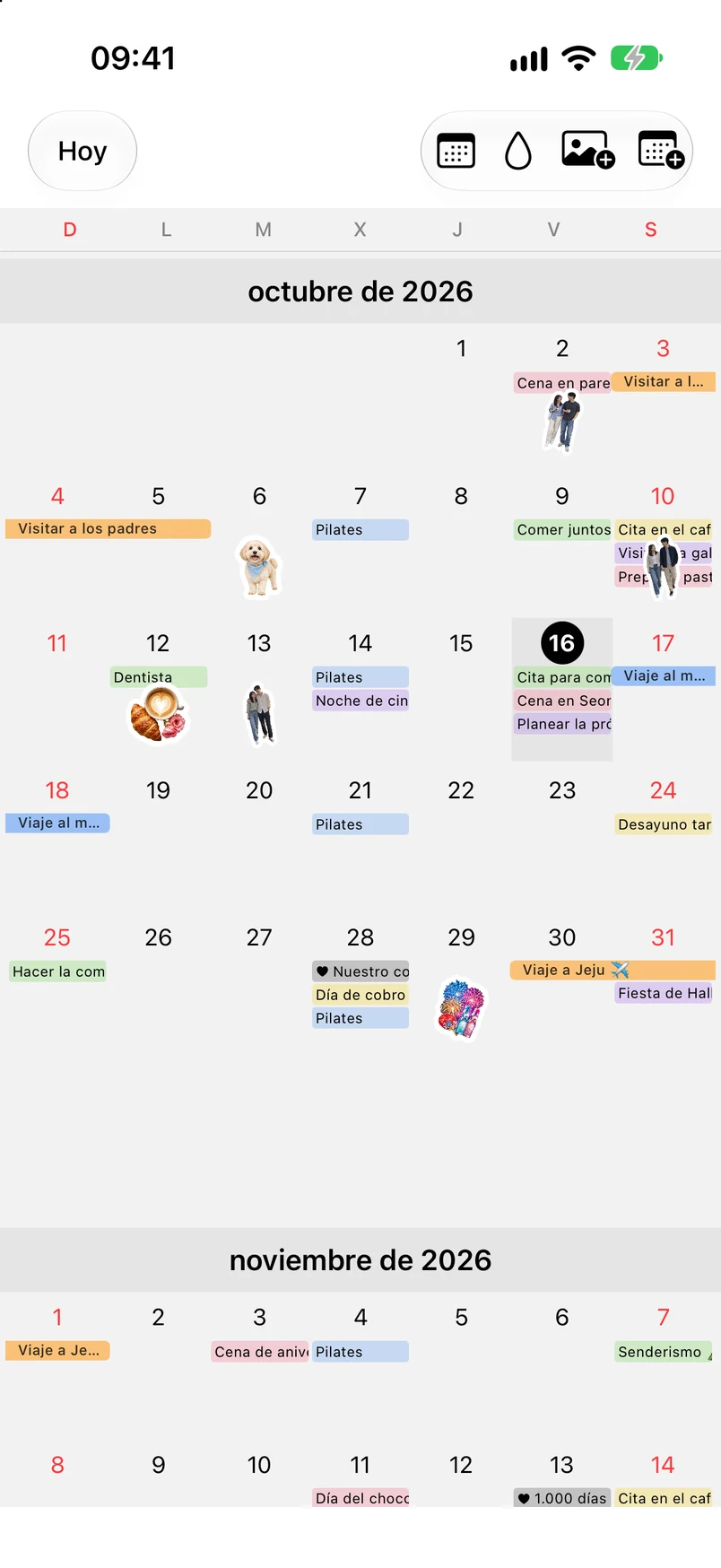 Vista mensual de octubre de 2026 con stickers de fotos y barras de colores
