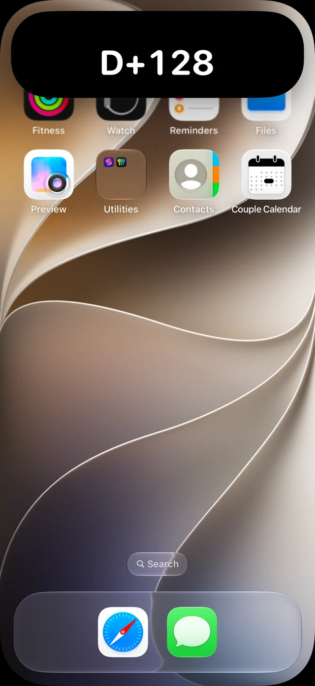 صفحه اصلی iPhone با کارت بازشده D+128 پس از لمس طولانی Dynamic Island