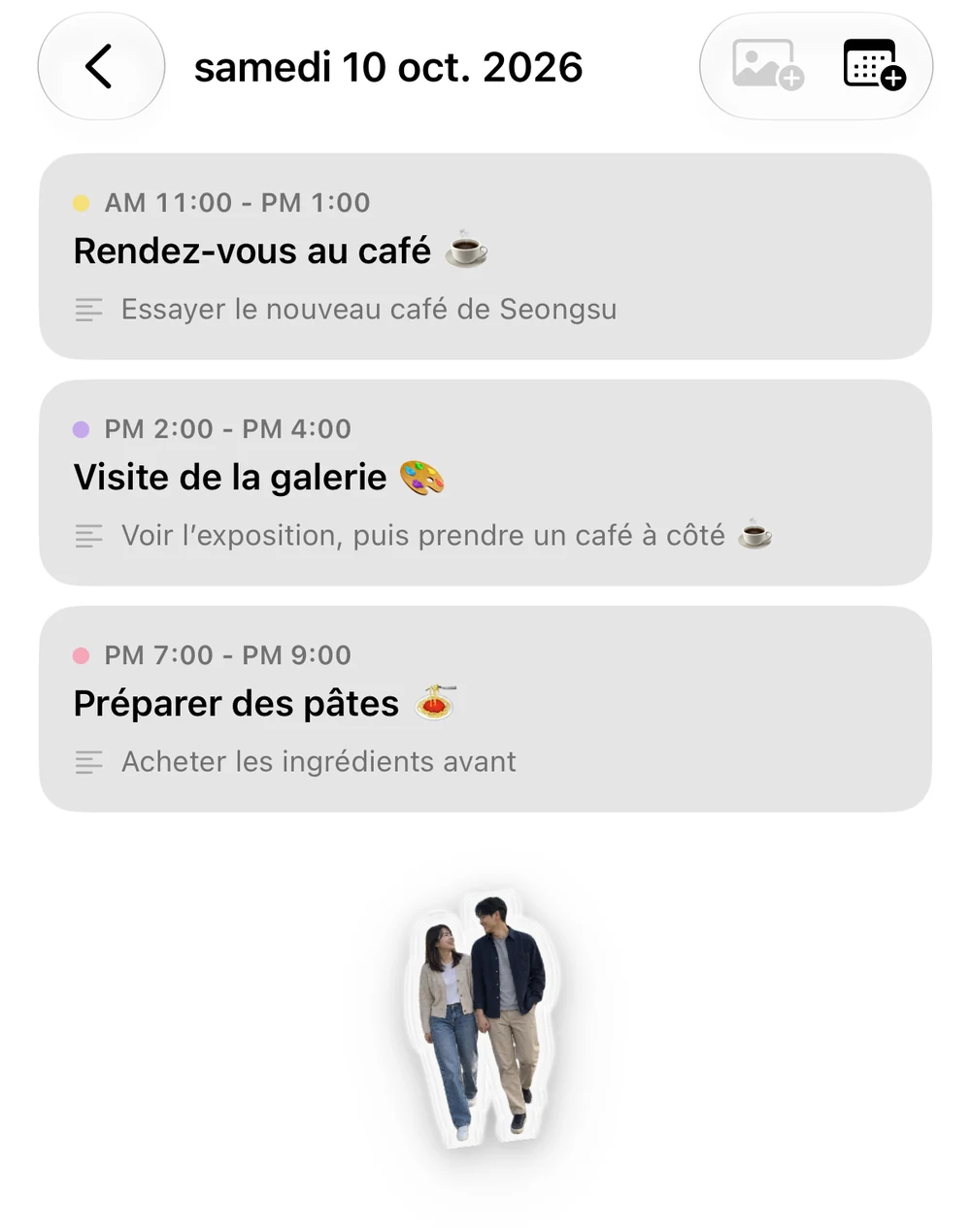 Détail du 10 octobre : événements et notes pour une tournée de cafés, un rendez-vous à une exposition et la préparation de pâtes ; en dessous, un autocollant photo du couple