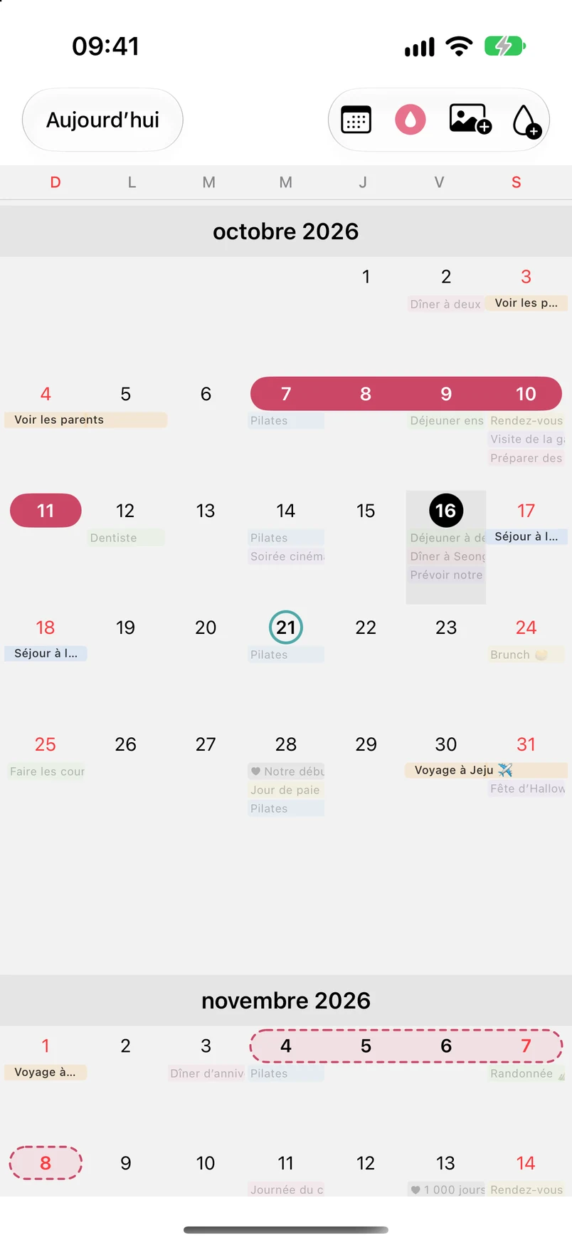 Vue mensuelle avec le mode cycle menstruel activé et les prévisions de novembre en pointillés
