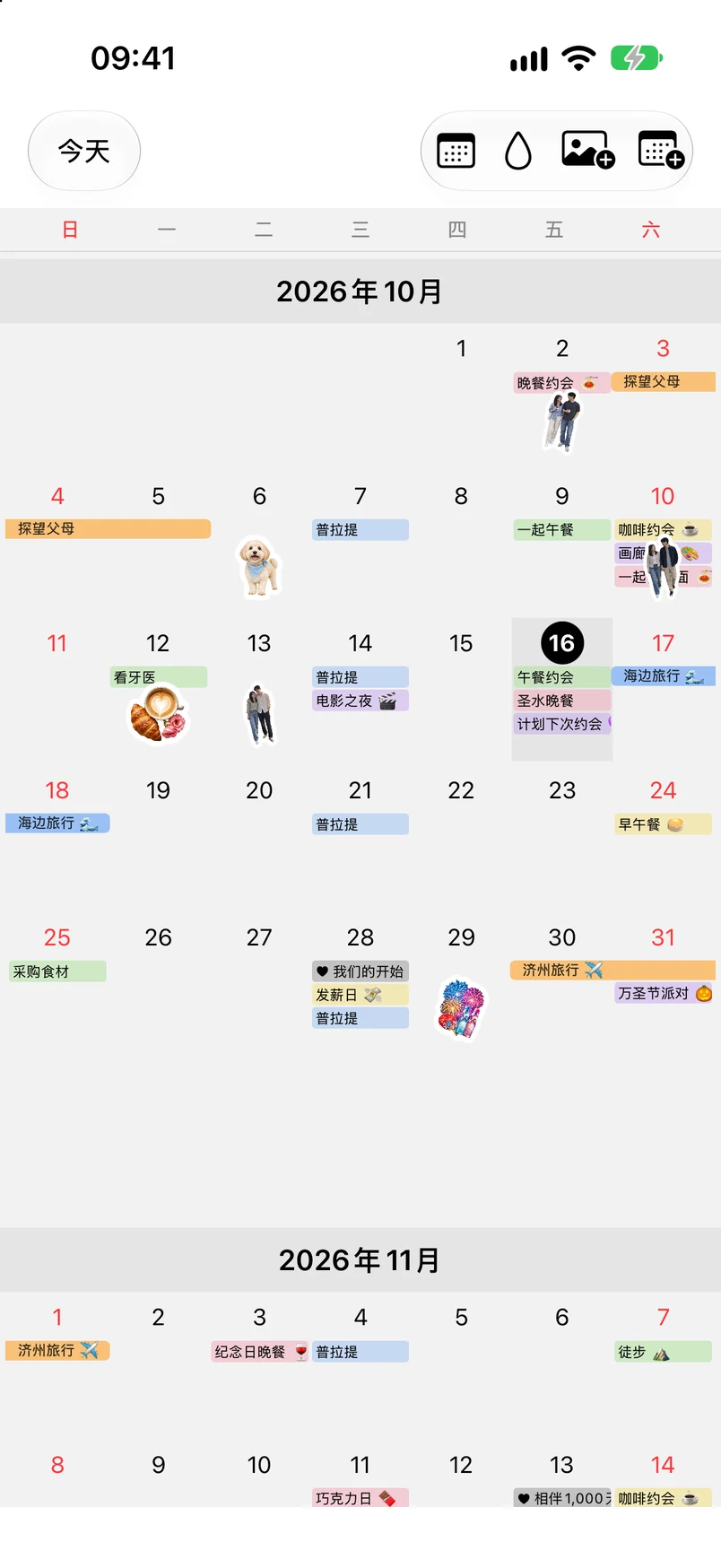 2026 年 10 月的月视图，显示照片贴纸和彩色日程条
